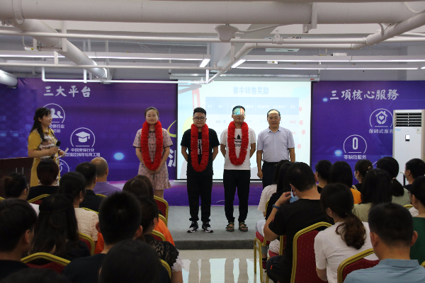 譽(yù)豐冠軍合影.jpg 譽(yù)豐冠軍合影.jpg